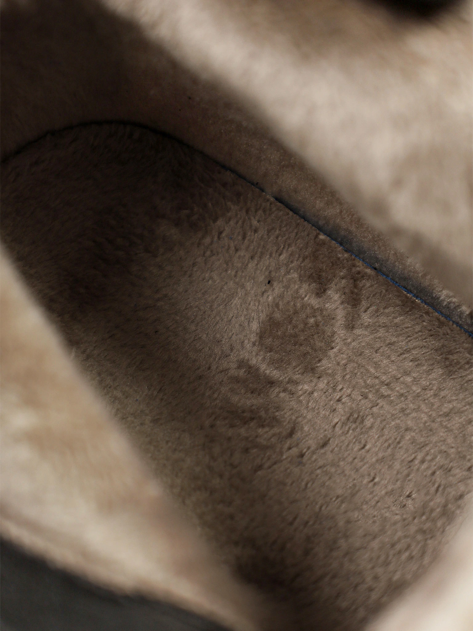 Кроссовки черного цвета на средней рельефной подошве